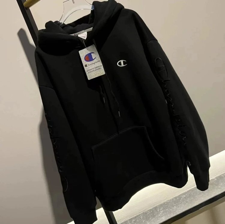 Champion hoodie with embroidered logo on Kirin arm for both men and women, casual long sleeved pullo