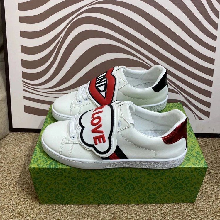Gucci kisses red lips in white shoes | Superrbuy Spreadsheet
