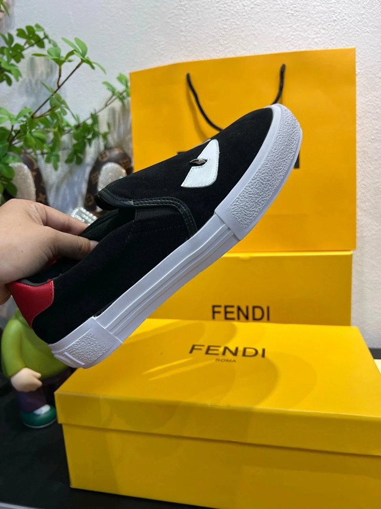 Fendi Monster stomps on board shoes with one foot | Superrbuy Spreadsheet