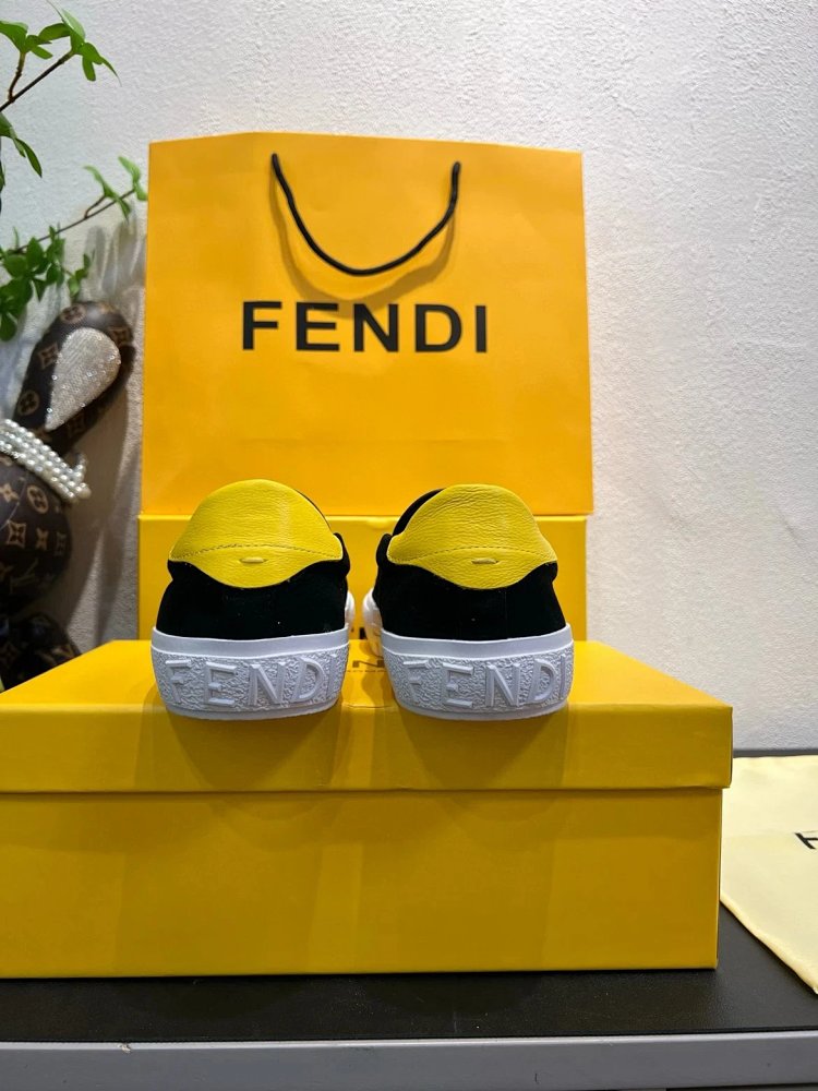 Fendi Monster stomps on board shoes with one foot | Superrbuy Spreadsheet