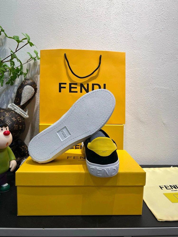 Fendi Monster stomps on board shoes with one foot | Superrbuy Spreadsheet