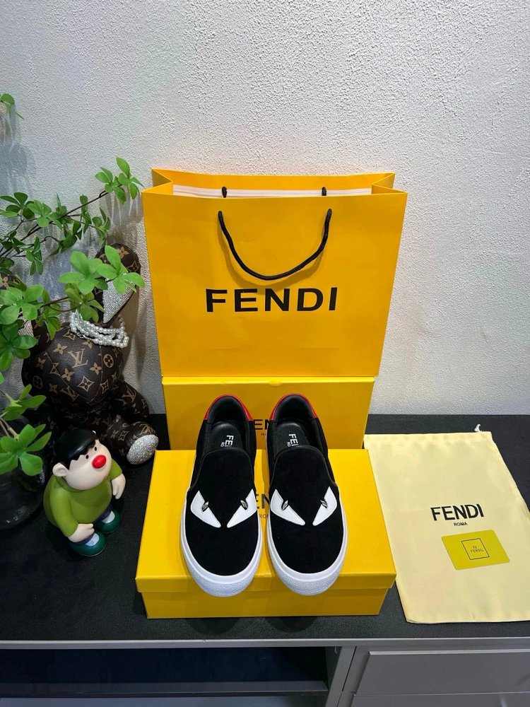 Fendi Monster stomps on board shoes with one foot | Superrbuy Spreadsheet